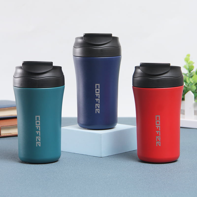 Tazza thermos o thermos in metallo con caffè o tè sulla costa sabbiosa  deserta dell'oceano o del mare